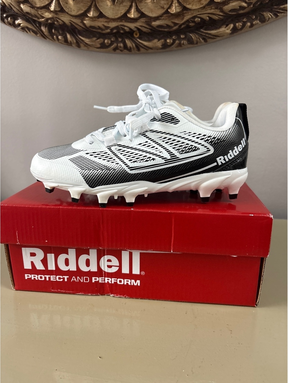 Riddell Siren Low Youth Football Cleats White Black Size 2 US Boys Girls Kids